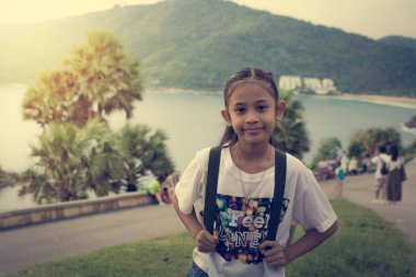 Promthep cape, sırt çantası ile şirin kız.