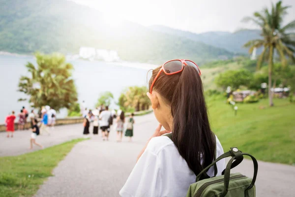 可爱的小女孩背包查看到海. — 图库照片