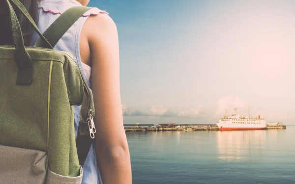 Chica con mochila esperando un crucero en el puerto marítimo . — Foto de Stock