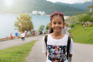 Promthep cape, sırt çantası ile şirin kız.