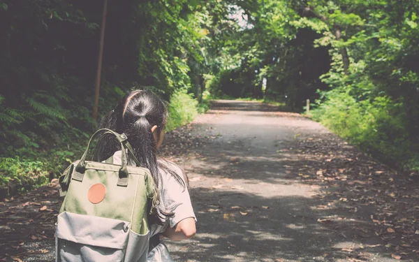 Chica con mochila senderismo a la colina . — Foto de Stock