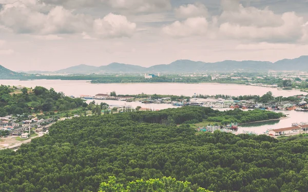 Miljön i phuket Visa från koh sirey-templet. — Stockfoto