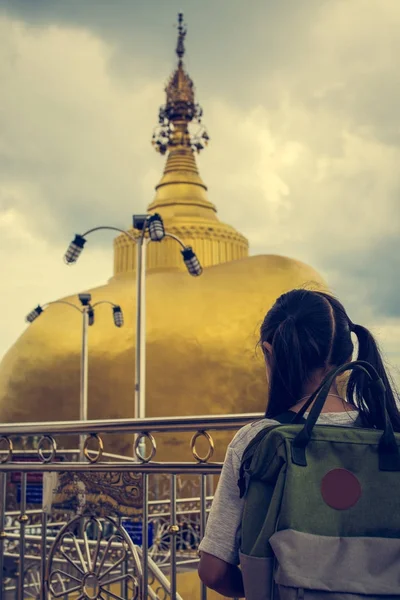 Turistické dívka vstupující do golden rock pagoda. — Stock fotografie