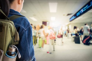 Hava alanına girerek sırt çantası ile kız.