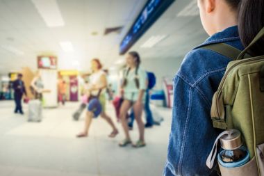 Hava alanına girerek sırt çantası ile kız.