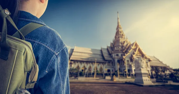 Tayland Budist tapınağa girerken sırt çantası ile kız.