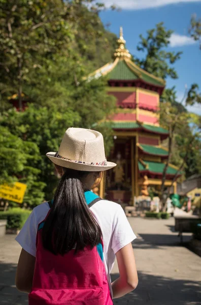 带背包的女孩进入观音祠. — 图库照片