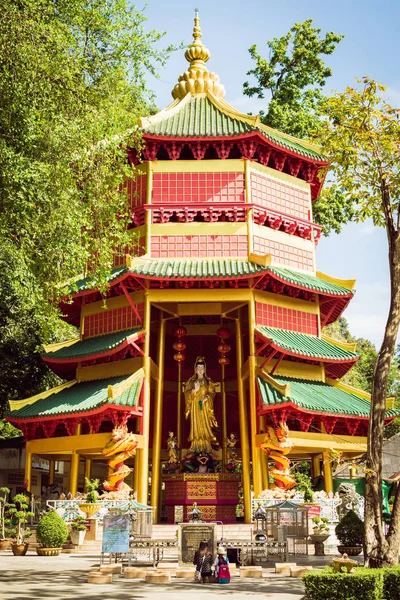 Krabi, Tailândia - 25 de outubro de 2017: pagode de estilo chinês com um — Fotografia de Stock