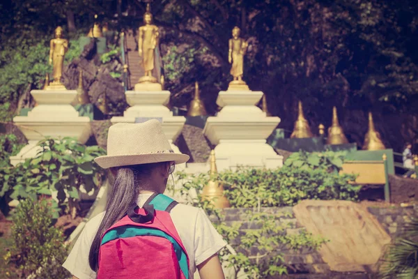 进入到泰国的佛教寺庙，背包里的女孩. — 图库照片