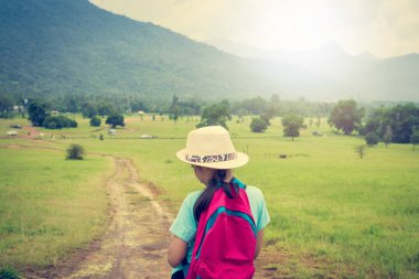 Sırt çantası alanında yürüyüş ile kız.