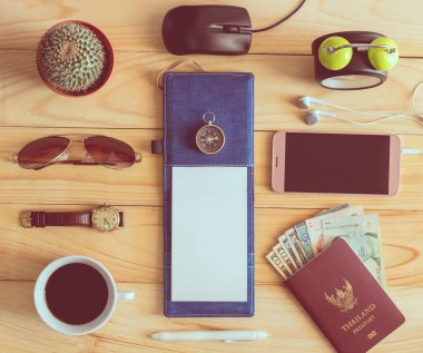 Defter, kalem, güneş gözlüğü, kahve fincanı, pasaport, mon Üstten Görünüm