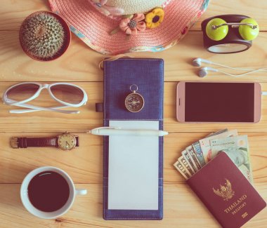 Defter, kalem, güneş gözlüğü, kahve fincanı, pasaport, mon Üstten Görünüm