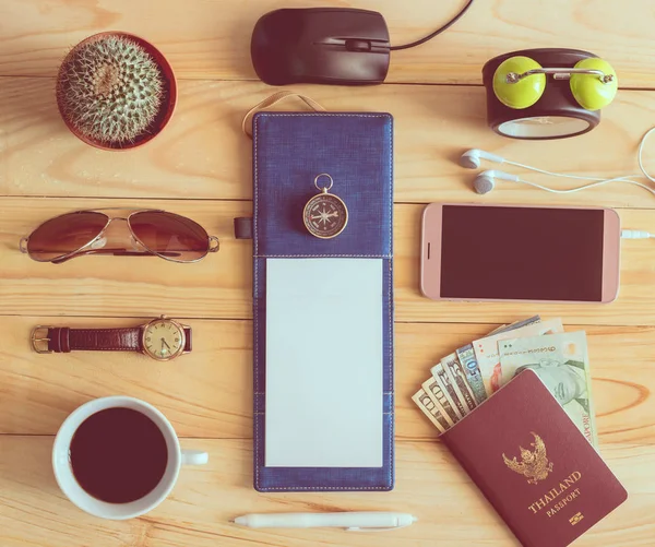 Defter, kalem, güneş gözlüğü, kahve fincanı, pasaport, mon Üstten Görünüm