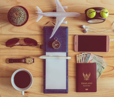 Defter, kalem, güneş gözlüğü, kahve fincanı, pasaport, mon Üstten Görünüm