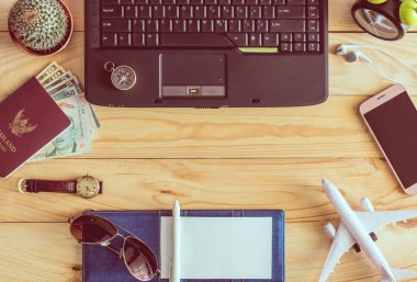 Laptop, defter, kalem, güneş gözlüğü, pasaport, para, üstten görünüm, 