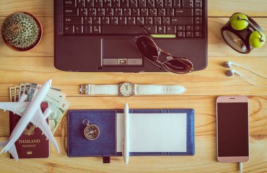 Laptop, defter, kalem, güneş gözlüğü, pasaport, para, üstten görünüm, 