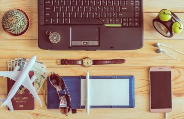 Laptop, defter, kalem, güneş gözlüğü, pasaport, para, üstten görünüm, 