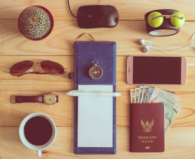 Defter, kalem, güneş gözlüğü, kahve fincanı, pasaport, mon Üstten Görünüm