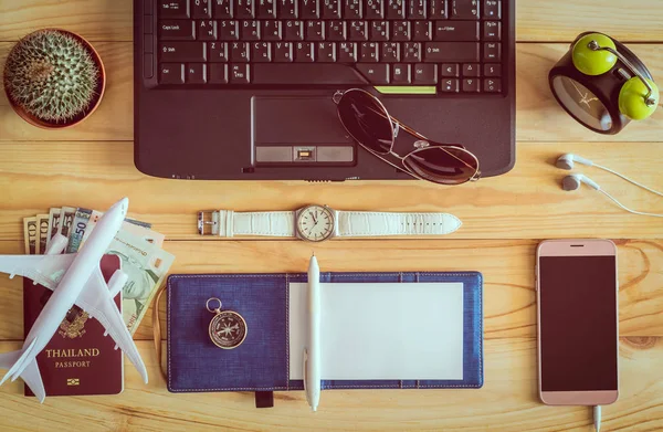 Vista superior de la computadora portátil, notebook, pluma, gafas de sol, pasaporte, dinero , — Foto de Stock