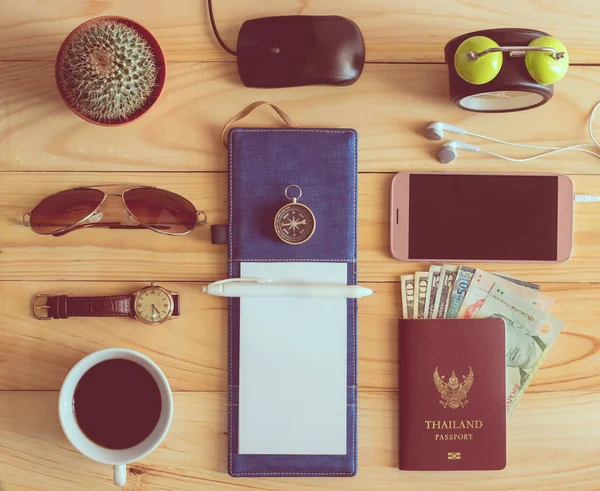 Defter, kalem, güneş gözlüğü, kahve fincanı, pasaport, mon Üstten Görünüm