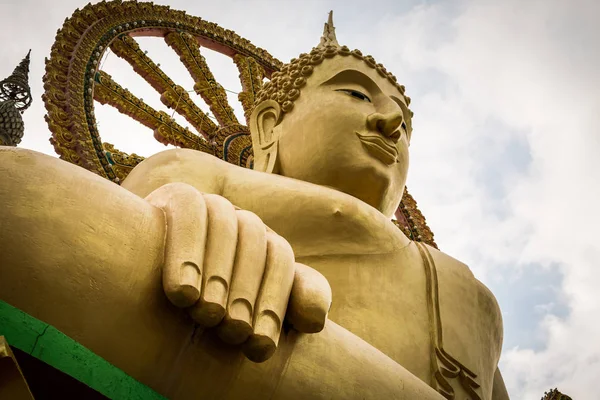 Bliska wielkiego posągu Buddy w koh samui, Tajlandia. — Zdjęcie stockowe