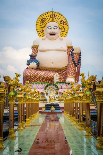 Estatua de buda gigante sonriente o feliz en templo budista (wat pl —  Fotos de Stock