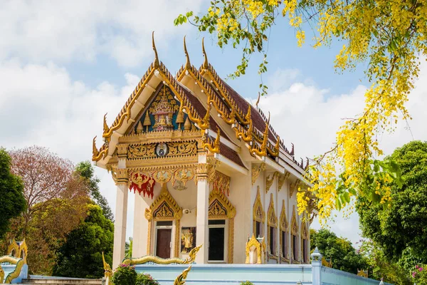 Hlavní kaple v buddhistickém chrámu (Wat Kunaram) v Koh Samui, — Stock fotografie
