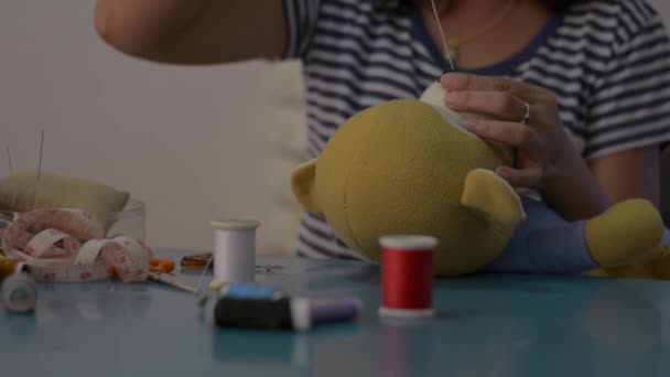 Vrouw Naaien Repareren Teddybeer Pop Het Bureau Thuis Huiswerk Werk — Stockvideo