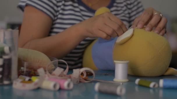 Vrouw Naaien Repareren Teddybeer Pop Het Bureau Thuis Huiswerk Werk — Stockvideo