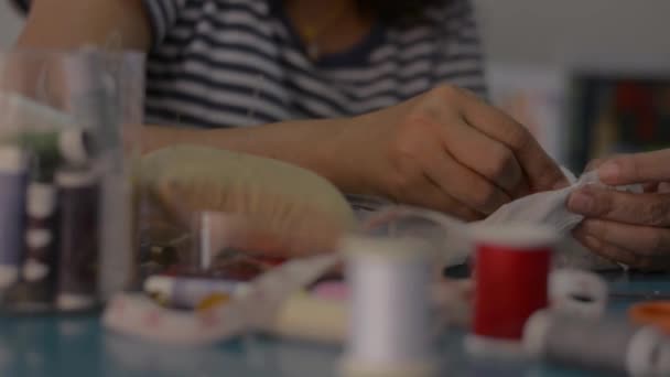 Жінка Шиє Ремонтує Тканину Вдома Хаус Працює Працюйте Вдома — стокове відео
