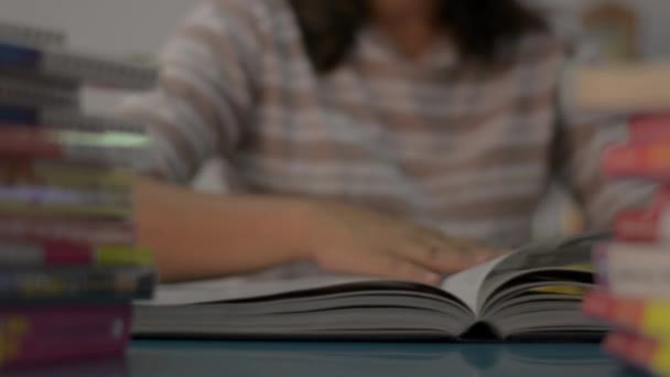 Menina Virar Uma Página Ler Livro Didático Com Pilha Livros — Vídeo de Stock