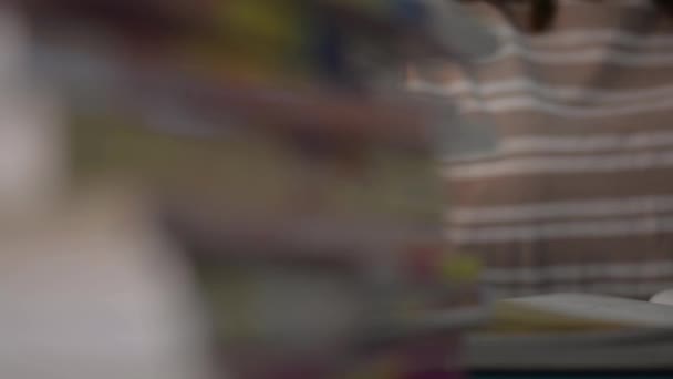 Девушка Переворачивает Страницу Читает Учебник Кучей Книг Столе Дома Концепция — стоковое видео