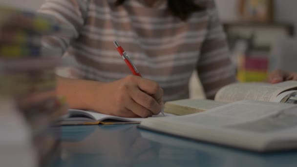 Chica Está Escribiendo Leyendo Durante Tarea Escritorio Casa Concepto Educativo — Vídeos de Stock