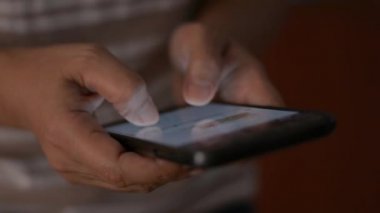 Kadın eli kapalı cep telefonundan mesajlaşma, iletişim ve sosyal paylaşım için mesaj gönderiyor..