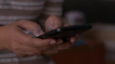 Kadın eli kapalı cep telefonundan mesajlaşma, iletişim ve sosyal paylaşım için mesaj gönderiyor..