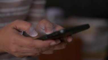 Kadın eli kapalı cep telefonundan mesajlaşma, iletişim ve sosyal paylaşım için mesaj gönderiyor..