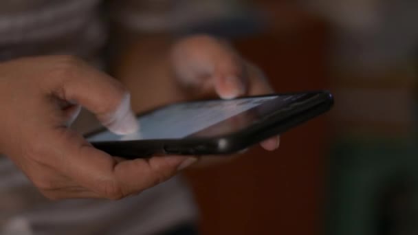 Cerca Las Manos Mujer Utilizando Teléfono Inteligente Móvil Para Comunicación — Vídeo de stock