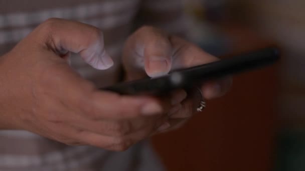 Close Vrouw Handen Sms Bericht Mobiele Smartphone Voor Communicatie Chatten — Stockvideo