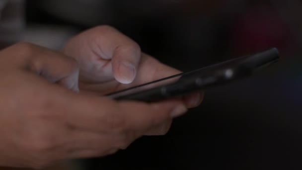 コミュニケーションのための携帯電話で女性の手のテキストメッセージを閉じ 社会的なオンラインでチャット — ストック動画