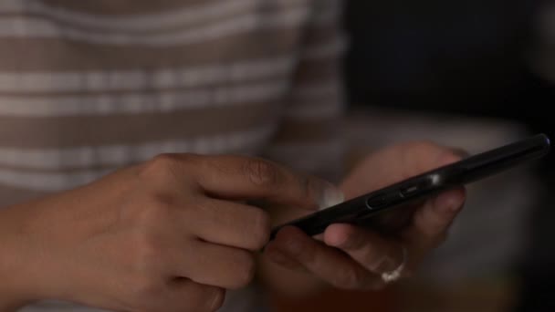 Fermer Les Mains Femme Utilisant Téléphone Intelligent Mobile Pour Communication — Video
