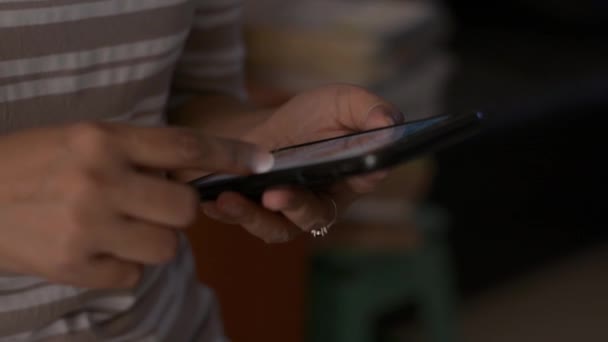 Close Vrouw Handen Met Behulp Van Mobiele Smartphone Voor Communicatie — Stockvideo