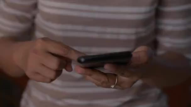 Κλείστε Χέρια Των Γυναικών Χρησιμοποιώντας Κινητό Έξυπνο Τηλέφωνο Για Επικοινωνία — Αρχείο Βίντεο