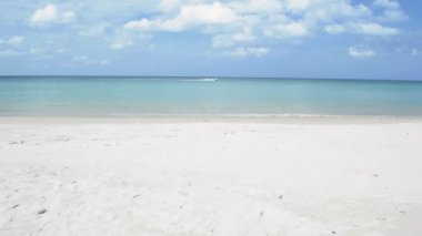 Bulutlu mavi gökyüzü olan ve Andrea Denizi 'nde tropik kumlu bir sahil. Yaz boyunca Pofet 'te güneş ışığı altında Karon Sahili manzarası. Tayland.