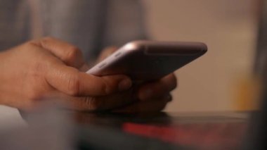 Kadın eli kapalı cep telefonundan mesajlaşma, iletişim ve sosyal paylaşım için mesaj gönderiyor..