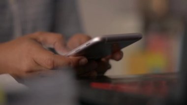 Kadın eli kapalı cep telefonundan mesajlaşma, iletişim ve sosyal paylaşım için mesaj gönderiyor..