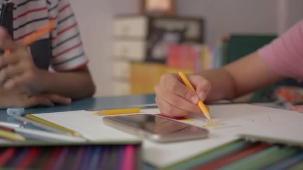 Duas Meninas Desenhando Papel Usando Telefone Celular Mesa Casa Conceito — Vídeo de Stock