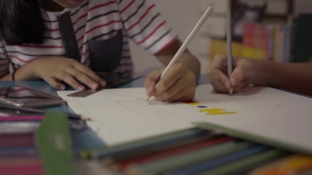 Две Девушки Рисуют Бумаге Помогают Друг Другу Делать Домашнее Задание — стоковое видео