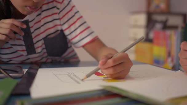 Dos Chicas Dibujando Papel Ayudándose Mutuamente Hacer Tarea Escritorio Casa — Vídeo de stock