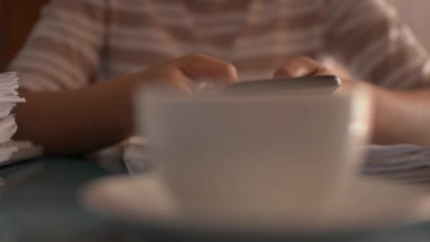 Fermer femme mains SMS message sur téléphone intelligent mobile pour la communication et bavarder sur le social en ligne sur le bureau de travail .