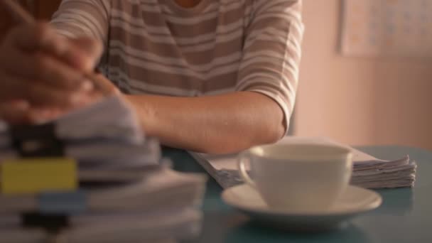 Maestra Está Examinando Prueba Estudiante Escritorio Bebiendo Una Taza Café — Vídeos de Stock
